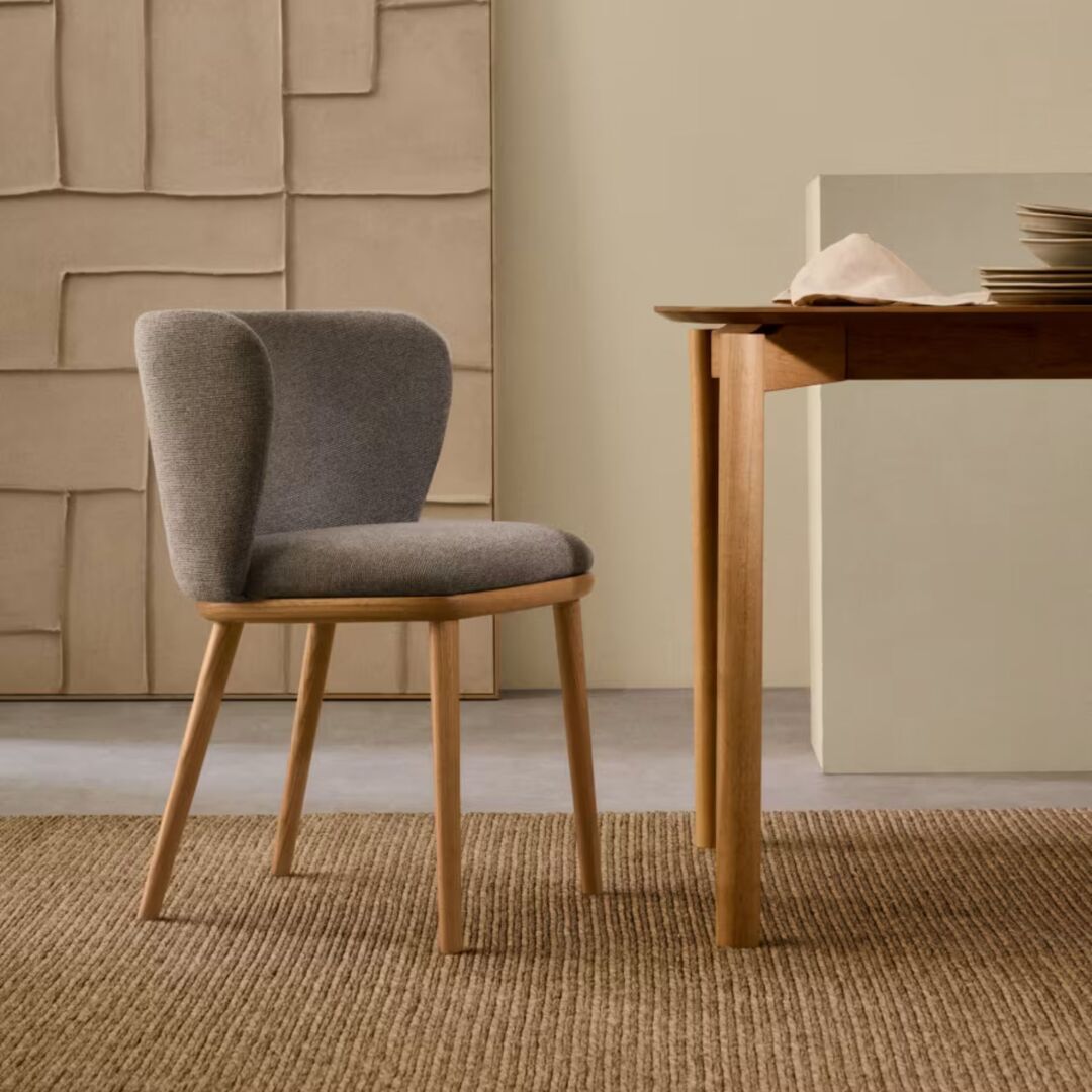 Kave_Home_Stuhl_Ciselia_aus_Chenille_Braun_Massives_Eschenholz_Natürl_Finish_Lifestyle_3