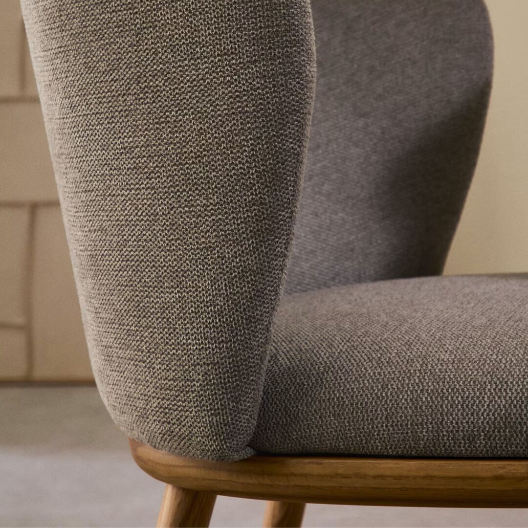Kave_Home_Stuhl_Ciselia_aus_Chenille_Braun_Massives_Eschenholz_Natürl_Finish_Lifestyle_2