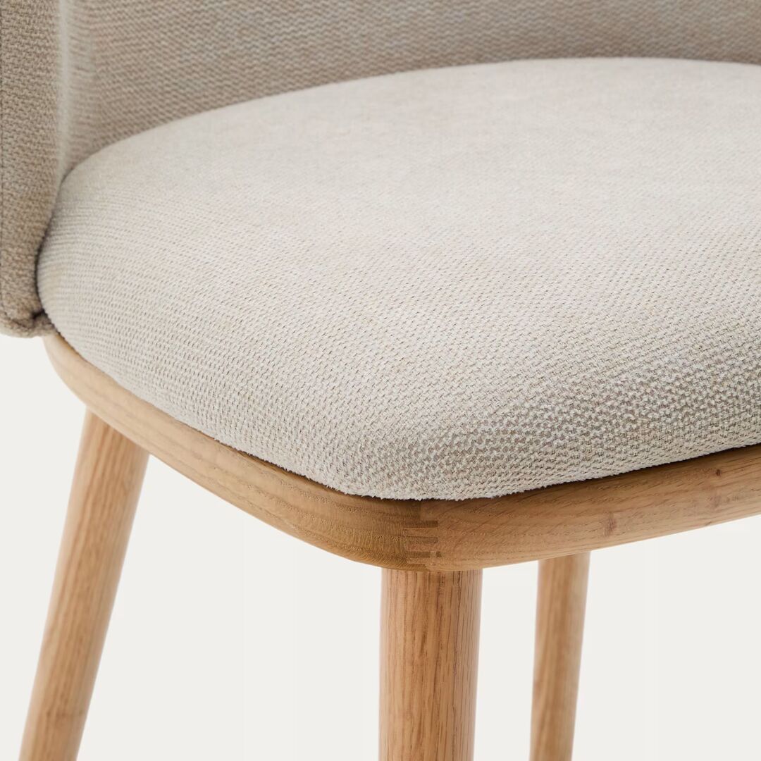 Kave_Home_Stuhl_Ciselia_aus_Chenille_Beige_Massives_Eschenholz_Natürl_Finish_Details_3