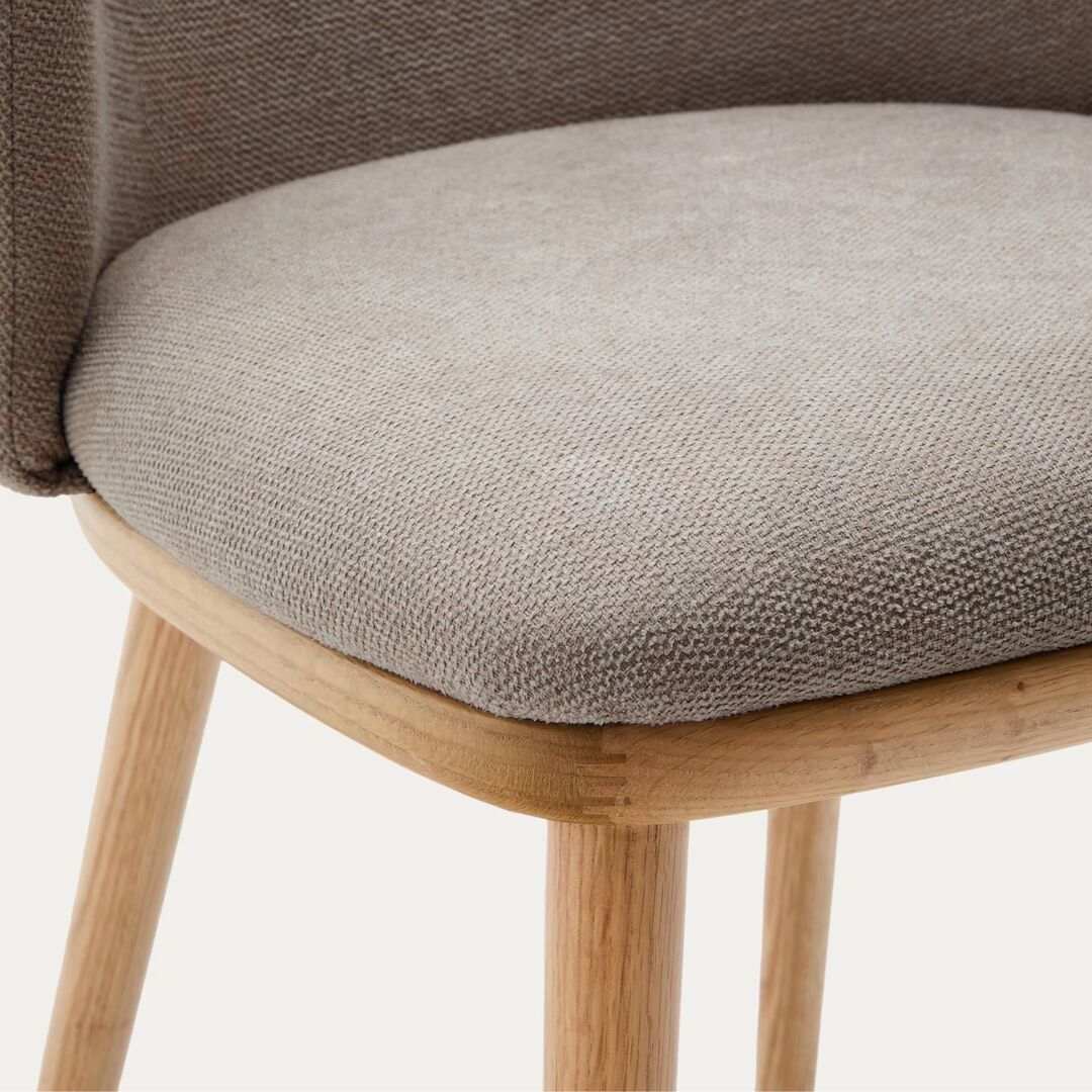 Kave_Home_Stuhl_Ciselia_aus_Chenille_Braun_Massives_Eschenholz_Natürl_Finish_Details_1