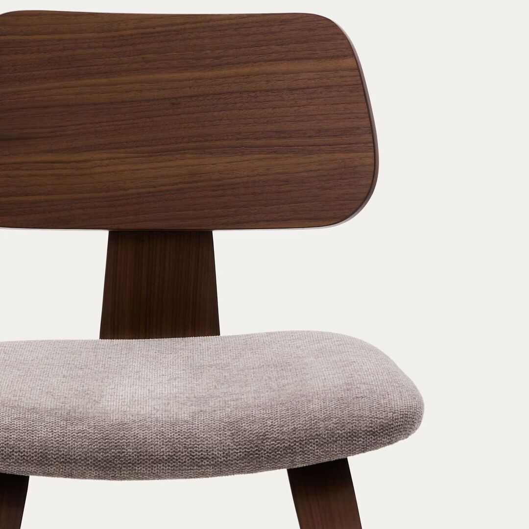 Kave_Home_Gena_Stuhl_mit_gepolestertem_Sitz_Nussbaum_Beige_Details_1