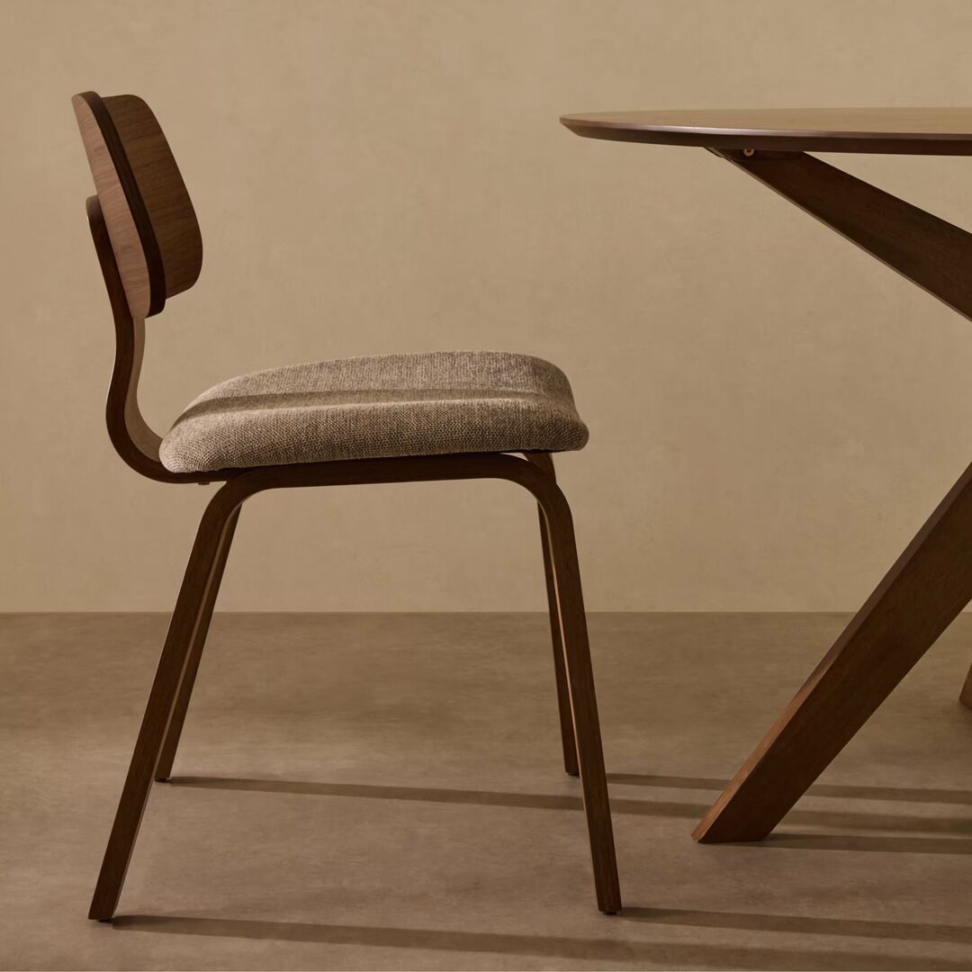 Kave_Home_Gena_Stuhl_mit_gepolestertem_Sitz_Nussbaum_Beige_Lifestyle_1