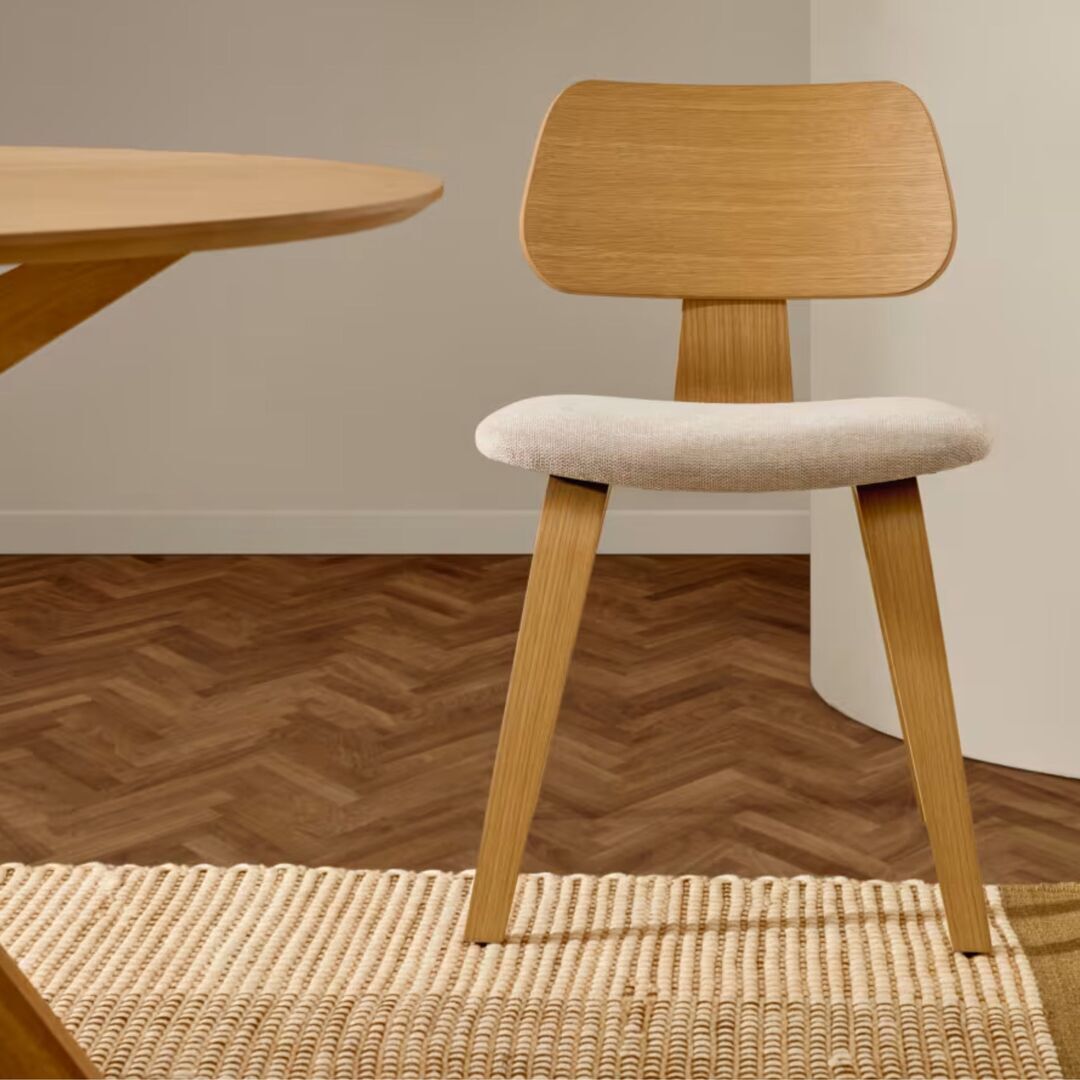 Kave_Home_Gena_Stuhl_mit_gepolestertem_Sitz_Eiche_Beige_Lifestyle_1