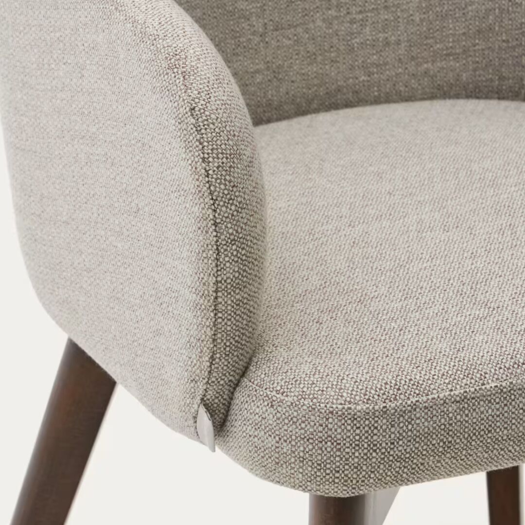 Kave_Home_Nelida_Stuhl_aus_Chenille_Nussbaum_Braun_Details_2