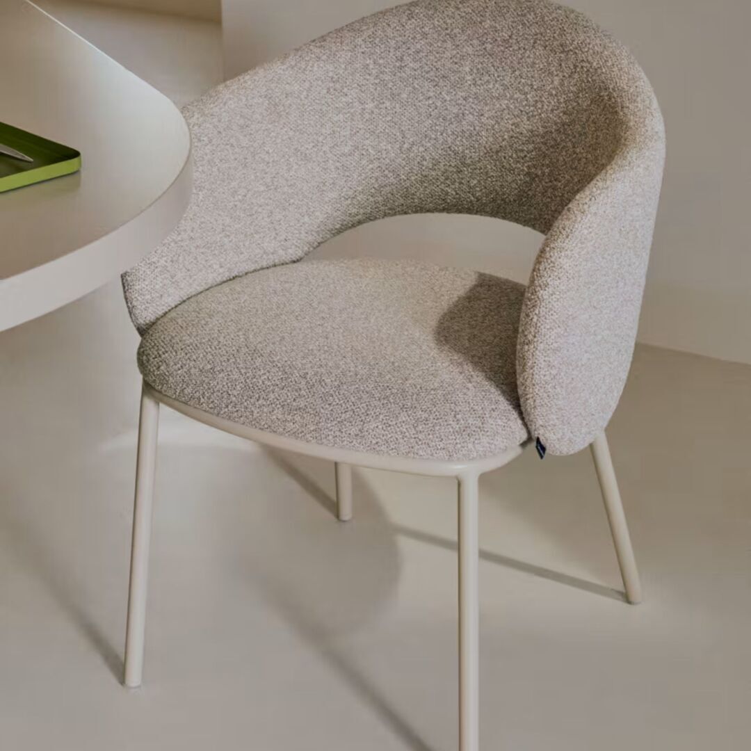 Kave_Home_Stuhl_Maina_Beige_30_Sperrholz_15_Stoff_Beige_Lifestyle_1Kave_Home_Stuhl_Maina_Beige_30_Sperrholz_15_Stoff_Beige_Lifestyle_1