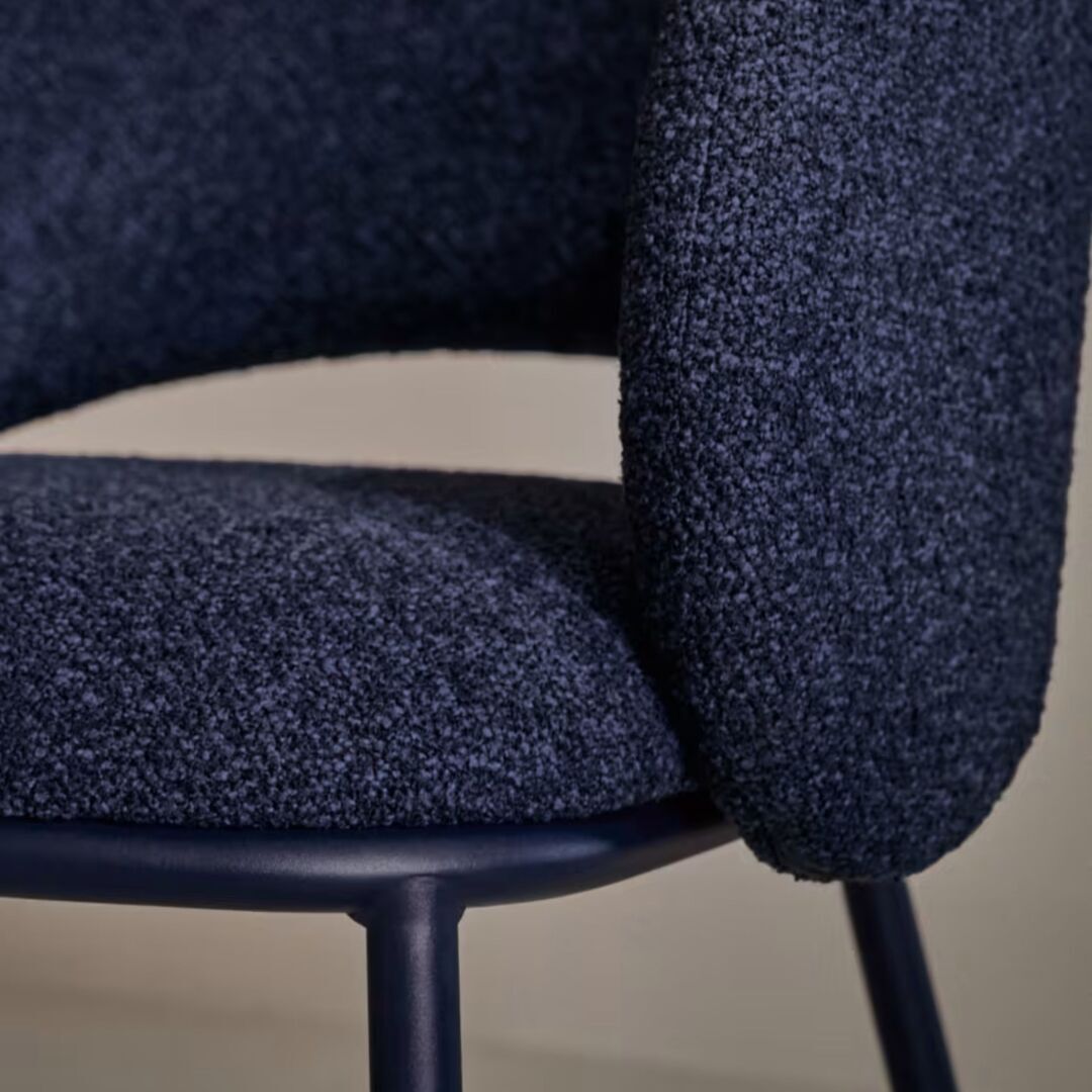 Kave_Home_Stuhl_Maina_Beige_30_Sperrholz_15_Stoff_Dunkelblau_Lifestyle
