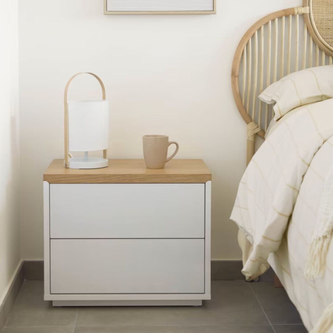 Kave_Home_Nachttisch_Abilen_Eiche_Natur_MDF_Weiss_Lifestyle_2