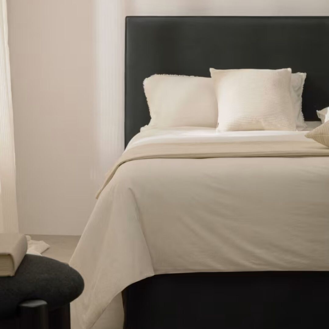 Kave_Home_Bett_mit_abnehmbarem_Bezug_Jaira_Anthrazitgrau_Lifestyle_1