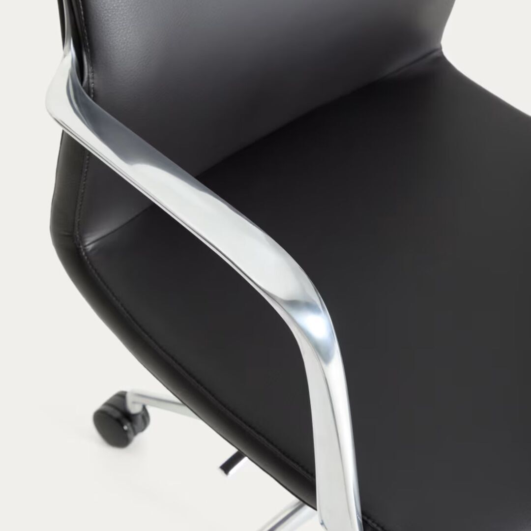 Kave_Home_Schreibtischstuhl_Nerlan_Schwarz_Leder_Aluminium_Gestell_Details