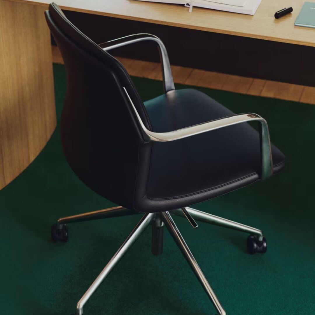 Kave_Home_Schreibtischstuhl_Nerlan_Schwarz_Leder_Aluminium_Gestell_Lifestyle