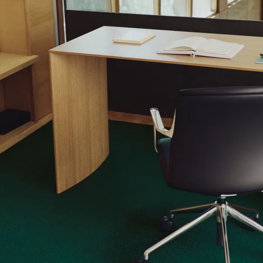 Kave_Home_Schreibtischstuhl_Nerlan_Schwarz_Leder_Aluminium_Gestell_Lifestyle