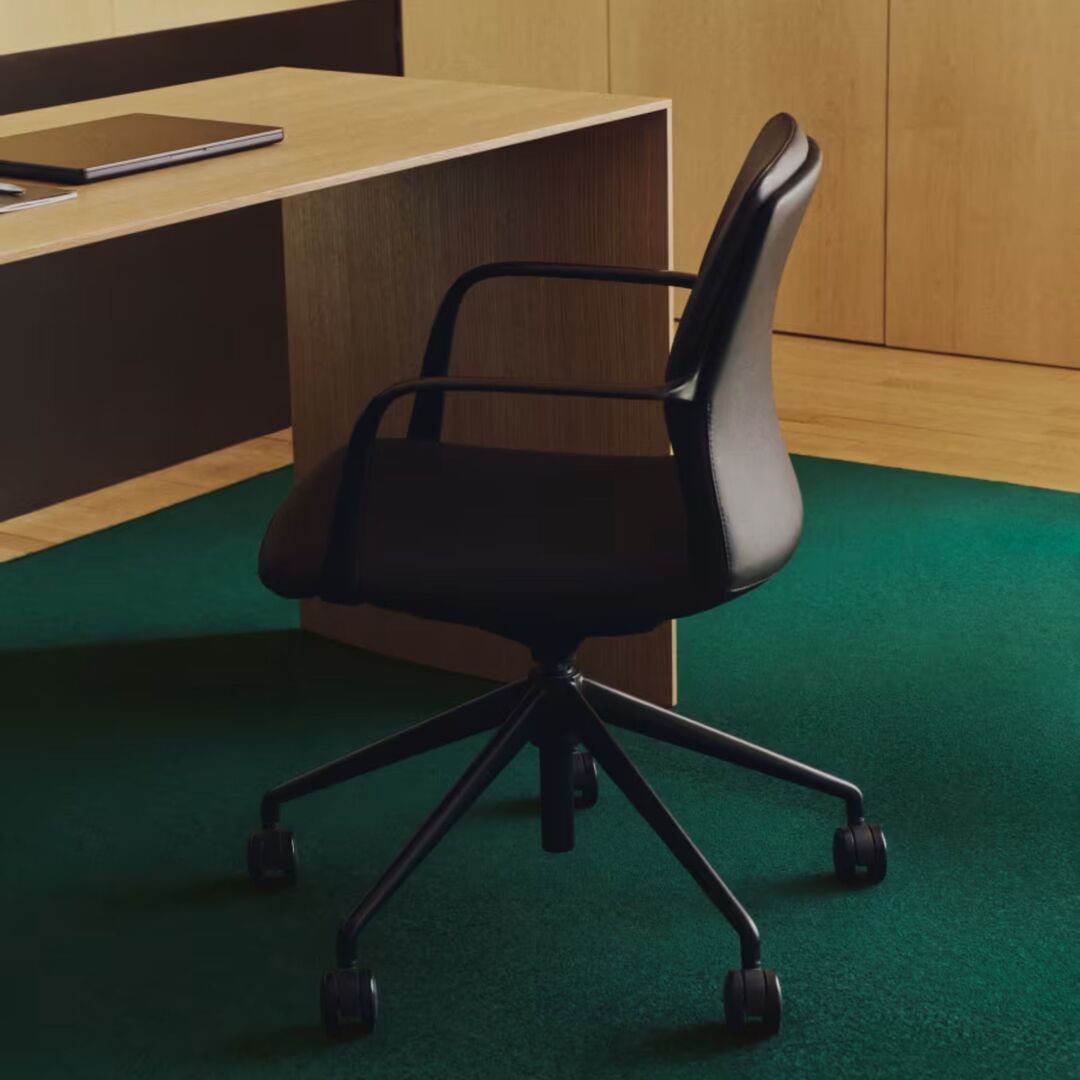 Kave_Home_Schreibtischstuhl_Nerlan_Schwarz_Leder_Schwarz_Gestell_Lifestyle