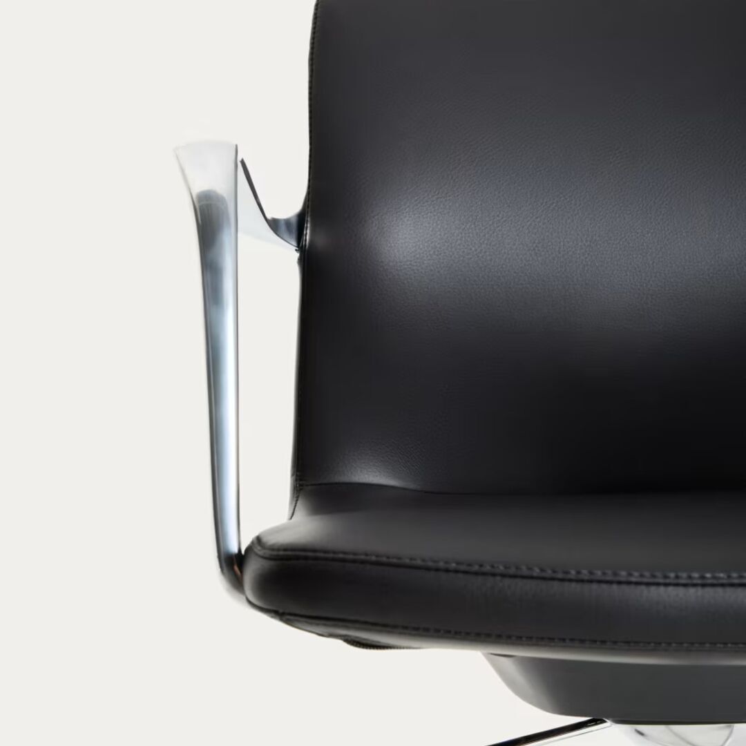Kave_Home_Schreibtischstuhl_Nerlan_Schwarz_Leder_Aluminium_Gestell_Details