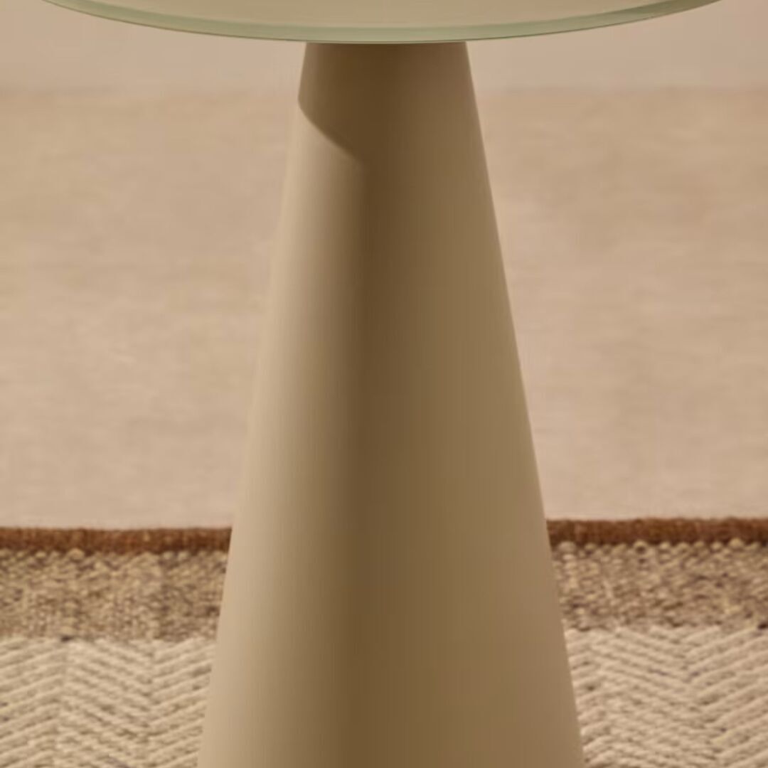 Kave_Home_WILSHIRE_Beistelltisch_50_Glas_Hellgrau_Lifestyle