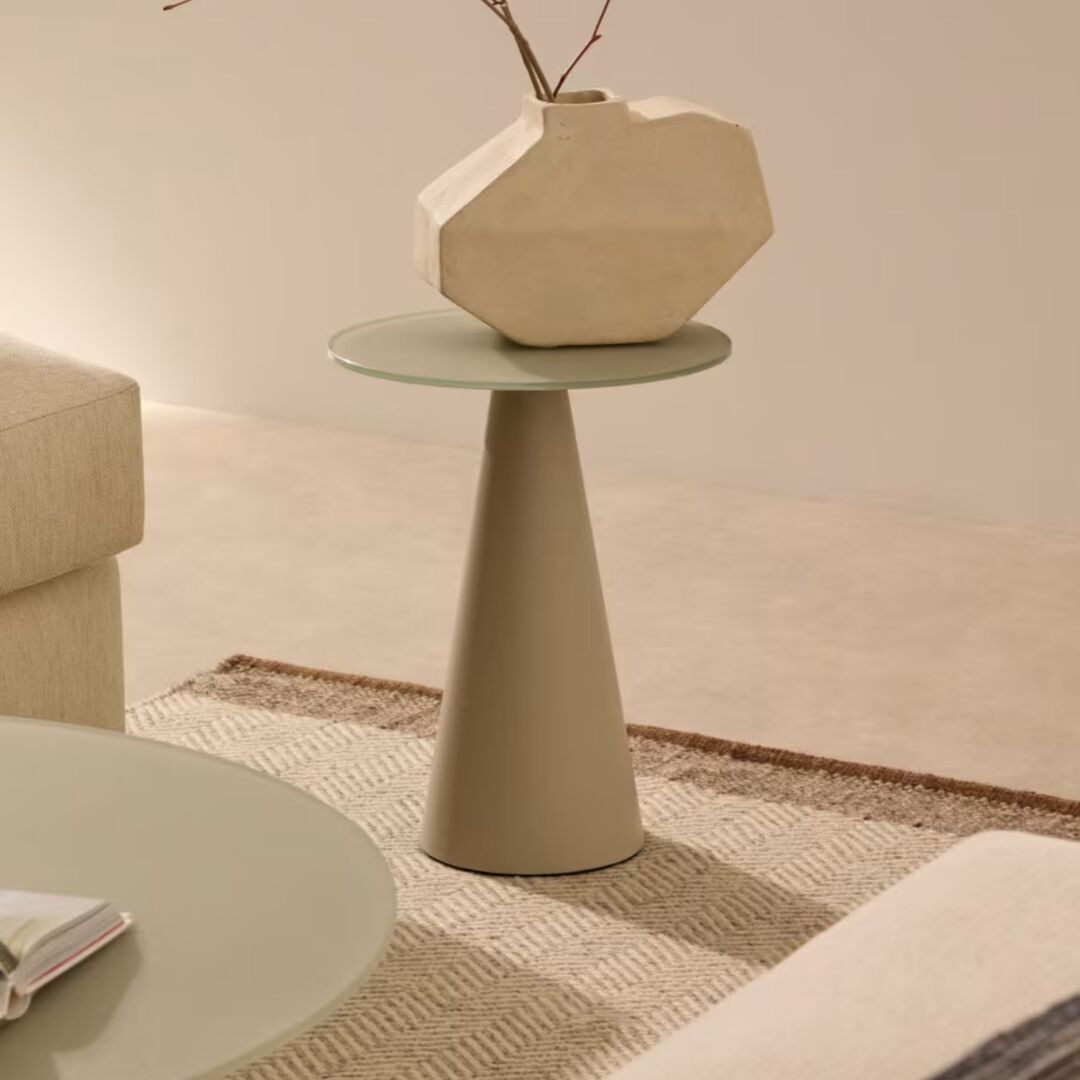 Kave_Home_WILSHIRE_Beistelltisch_50_Glas_Hellgrau_Lifestyle