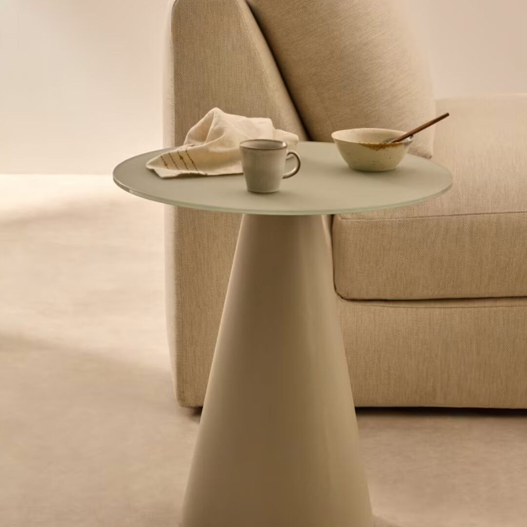 Kave_Home_WILSHIRE_Beistelltisch_50_Glas_Hellgrau_Lifestyle