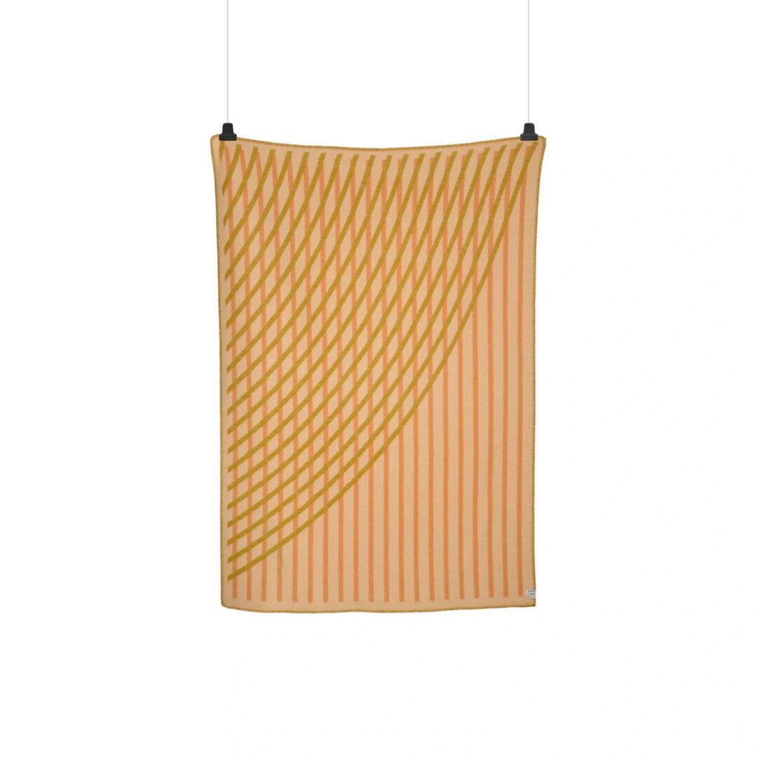Røros Tweed Lammwolldecke Bislett 135 x 200 cm von Røros Tweed Peach & pistachio