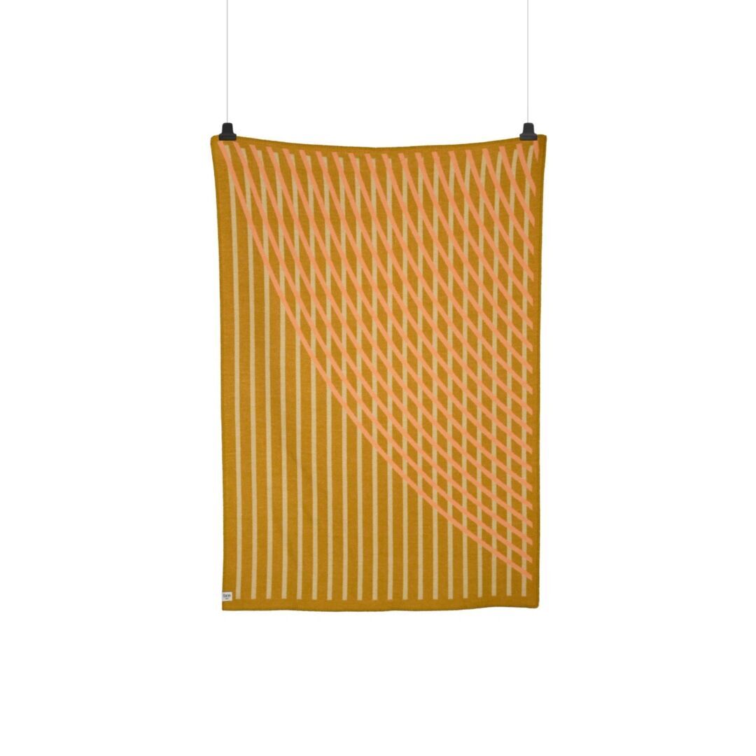 Røros Tweed Lammwolldecke Bislett 135 x 200 cm von Røros Tweed Peach & pistachio
