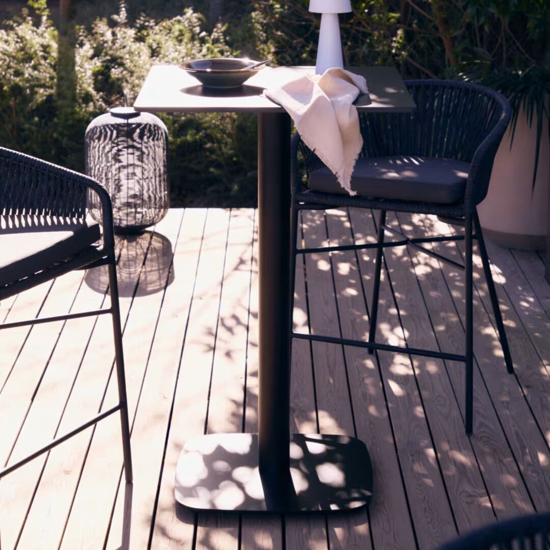 Kave_Home_Esilda_runder_Stehtisch_Schwarz_mit_schwarz_lackiertem_Metallbein_60_60_Lifestyle