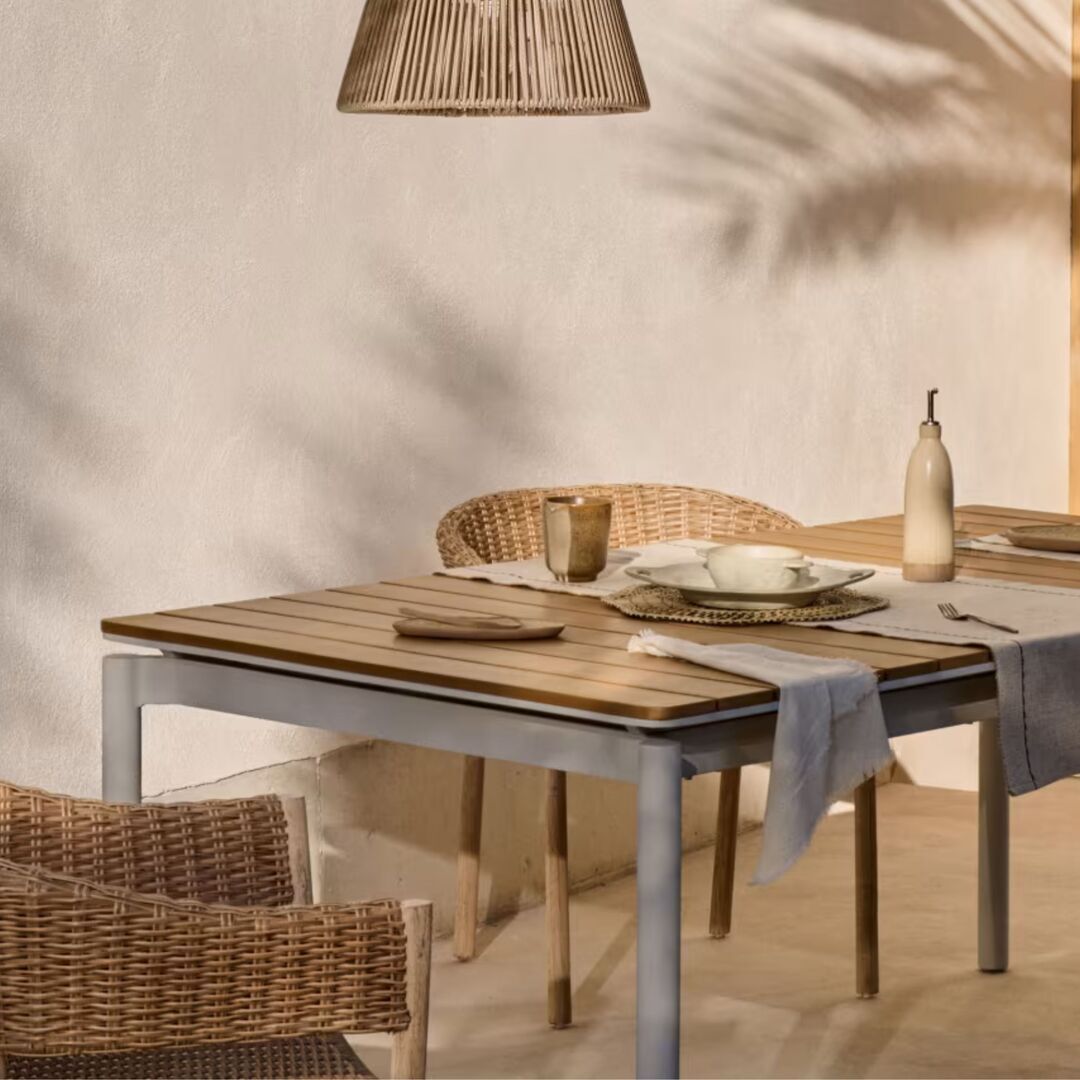 Kave_Home_Gartentisch_Canyelles_ausziehbar_Schwarz_180-240_Lifestyle_2