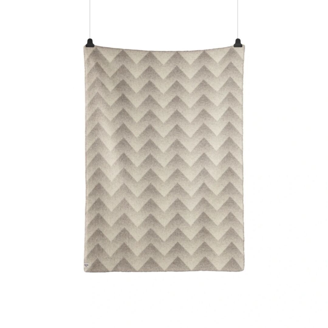 Røros Tweed Lammwolldecke Lynild 135 x 200 cm von Røros Tweed Grau/weiss