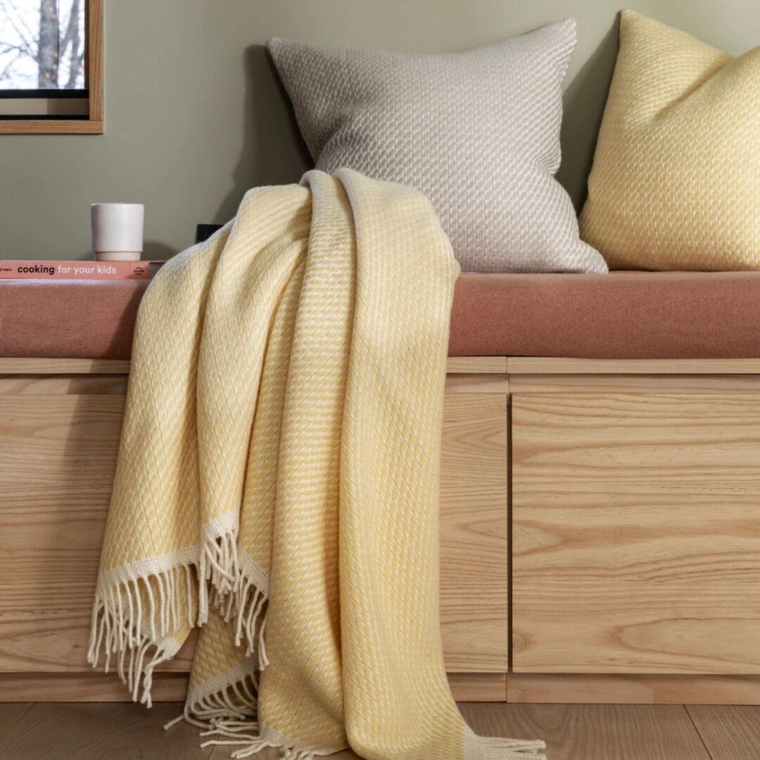 Røros Tweed Lammwolldecke Mello 150 x 210 cm von Røros Tweed Lemon yellow