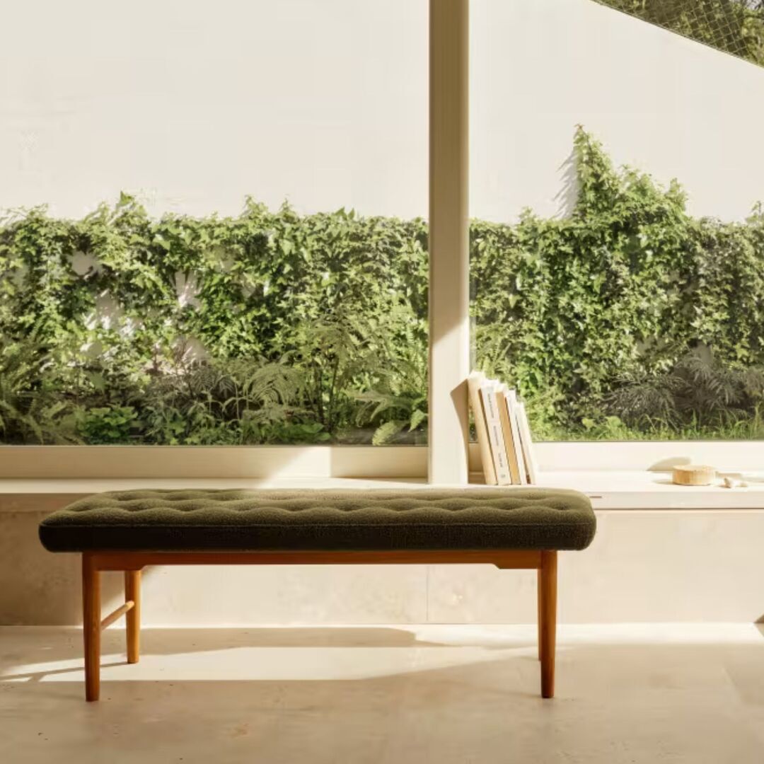 Carl_Hansen_Son_VLA75S_Bench_Eiche_geolt_BUTE_9667_SEAWEED_2_Lifestyle_3