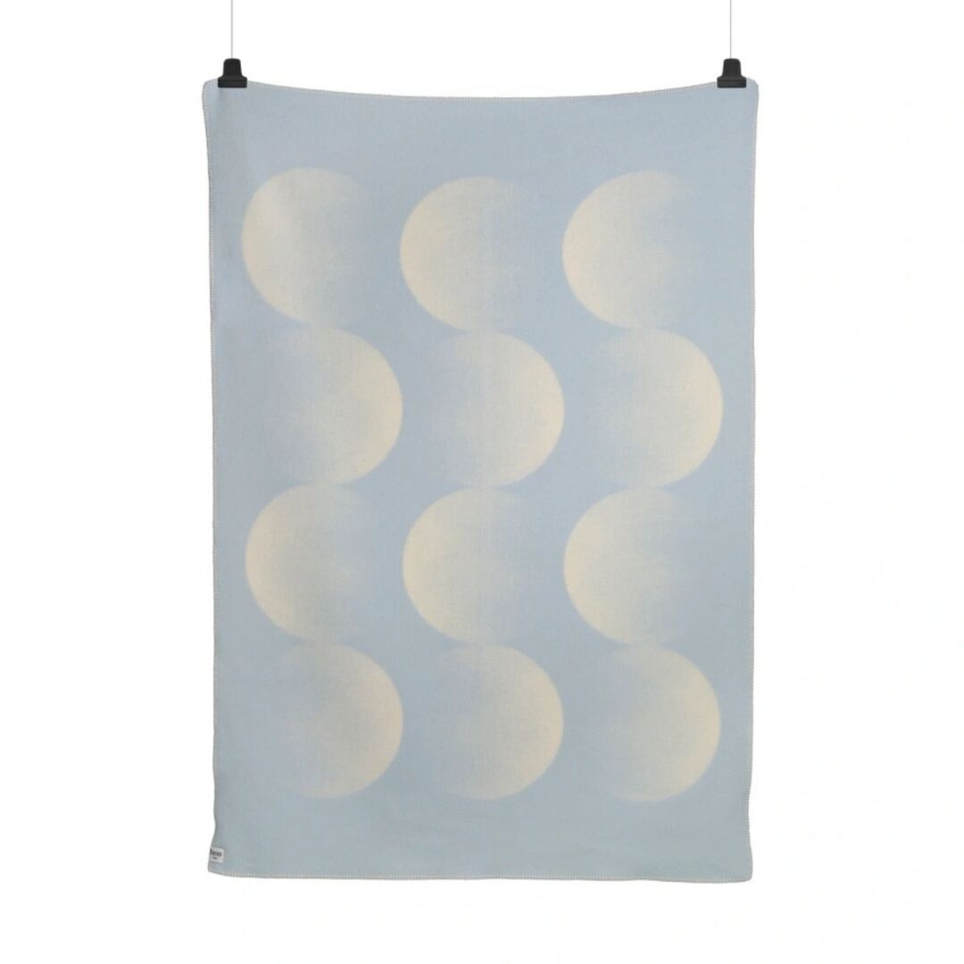 Røros Tweed Lammwolldecke Moon 135 x 200 cm von Røros Tweed Crescent Blue
