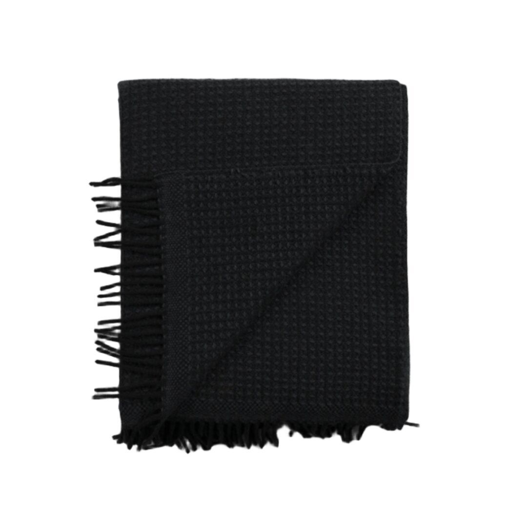 Røros Tweed Lammwolldecke Vega 150 x 210 cm von Røros Tweed Schwarz
