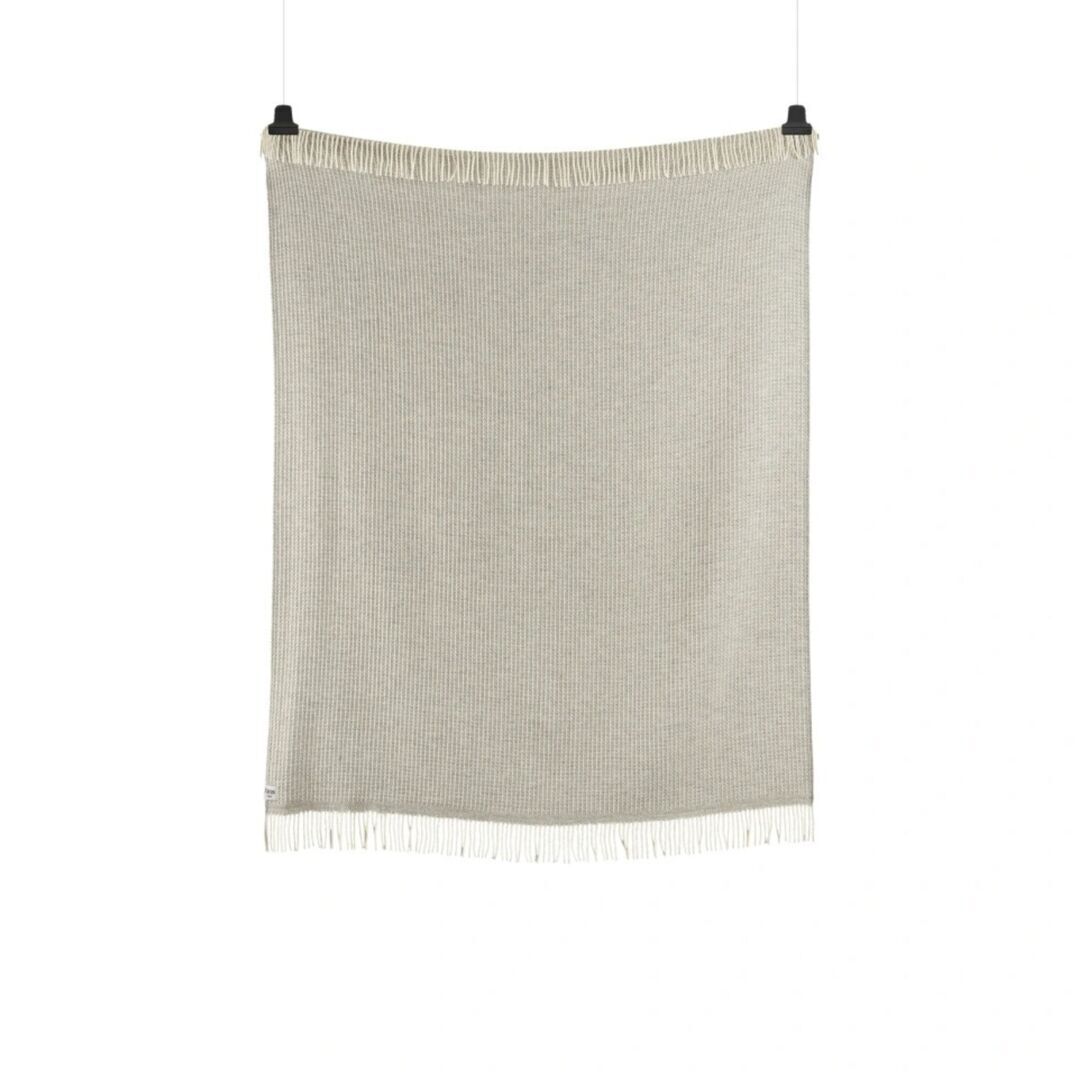 Røros Tweed Lammwolldecke Vega 150 x 210 cm von Røros Tweed Grau
