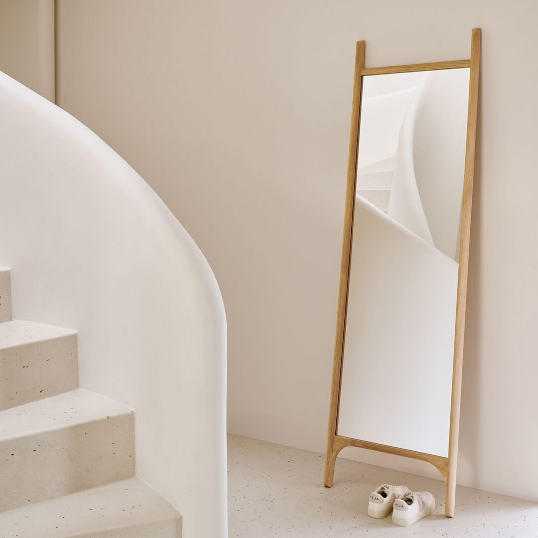 Ethnicraft_51283_PI_floor_mirror_oak_55_190_Lifestyle
