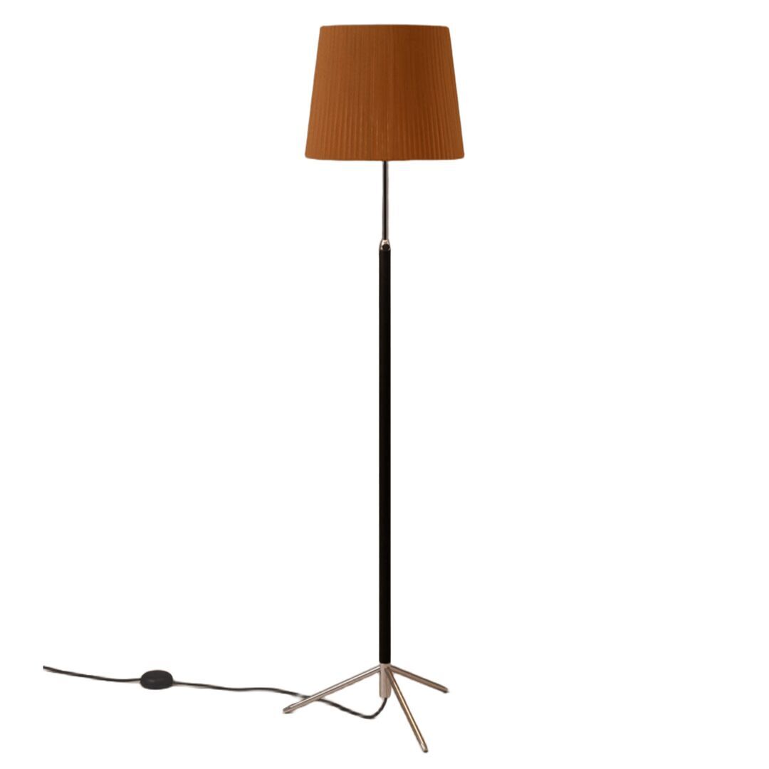 Santa & Cole Stehleuchten Pie de Salón G3 von Santa & Cole  Mustard Raw Color Ribbon, Chrome-Plated