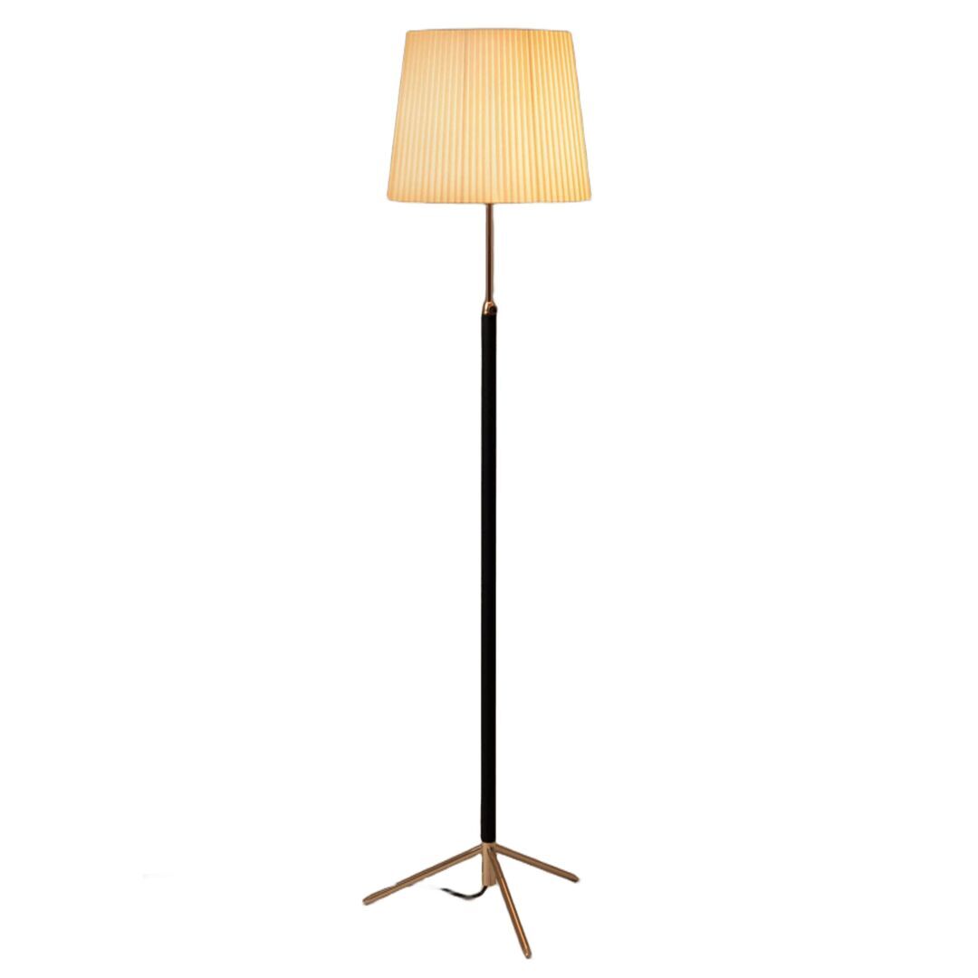 Santa & Cole Stehleuchten Pie de Salón G3 von Santa & Cole  Natural Ribbon, Polished Brass