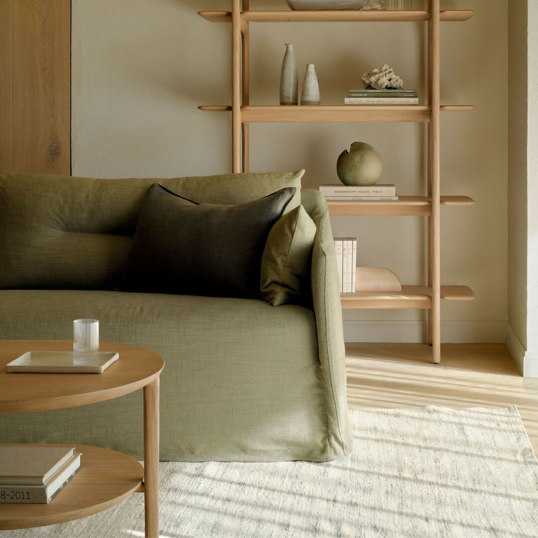 Ethnicraft_51347_PI_Regal_Eiche_5_shelves_Lifestyle