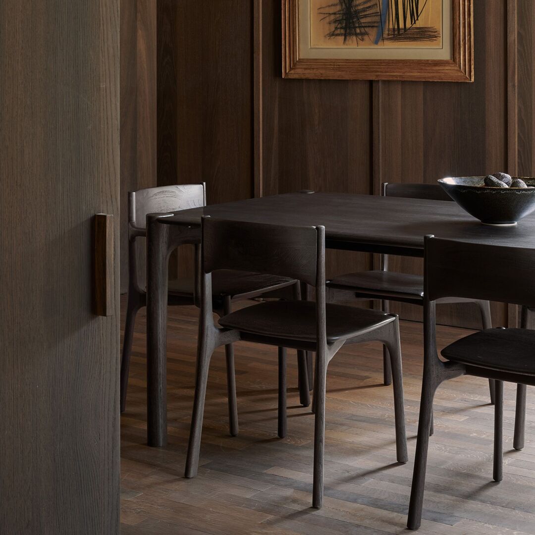 Ethnicraft_11574_PI_Stuhl_varnished_teak_Dark_Braun_ohne_Armelehn_Lifestyle
