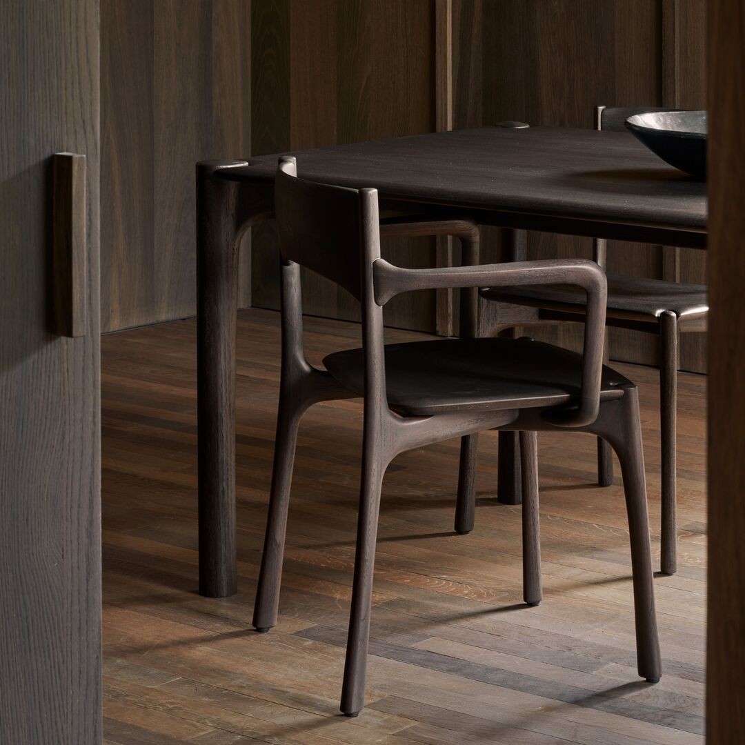 Ethnicraft_11575_PI_Stuhl_varnished_teak_Dark_Braun_mit_Armelehn_Lifestyle