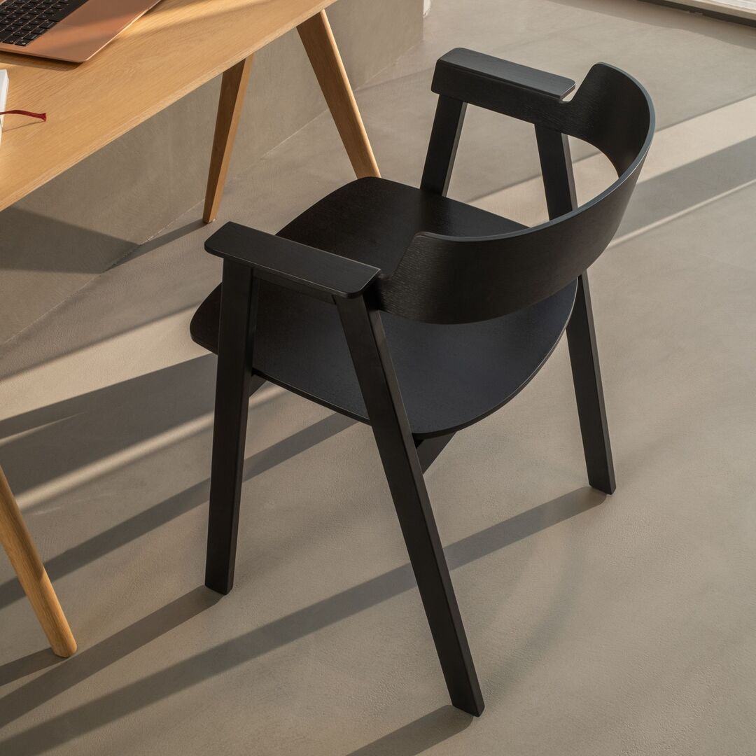 Gazzda_Flip_Stuhl_Lackeierte_Eichenholz_Ral9005_Black_Lifestyle