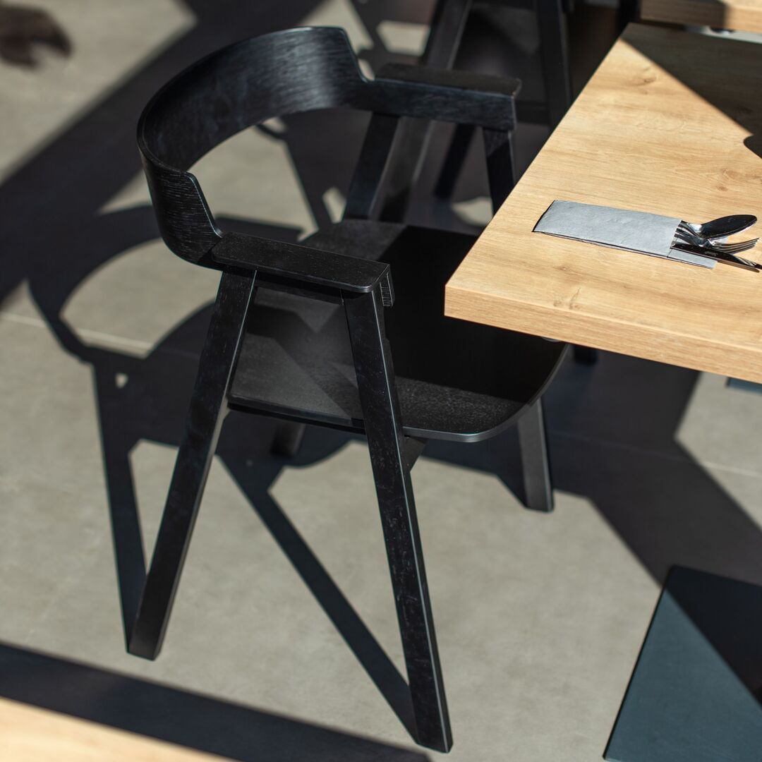 Gazzda_Flip_Stuhl_Lackeierte_Eichenholz_Ral9005_Black_Lifestyle_1