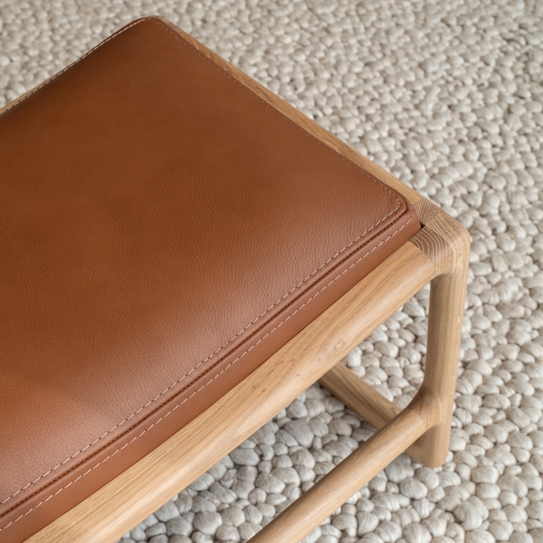 Gazzda_dedo-footstool-oak-white-1015-dakar-leather-whisky-2732-00-1_Lifestyle