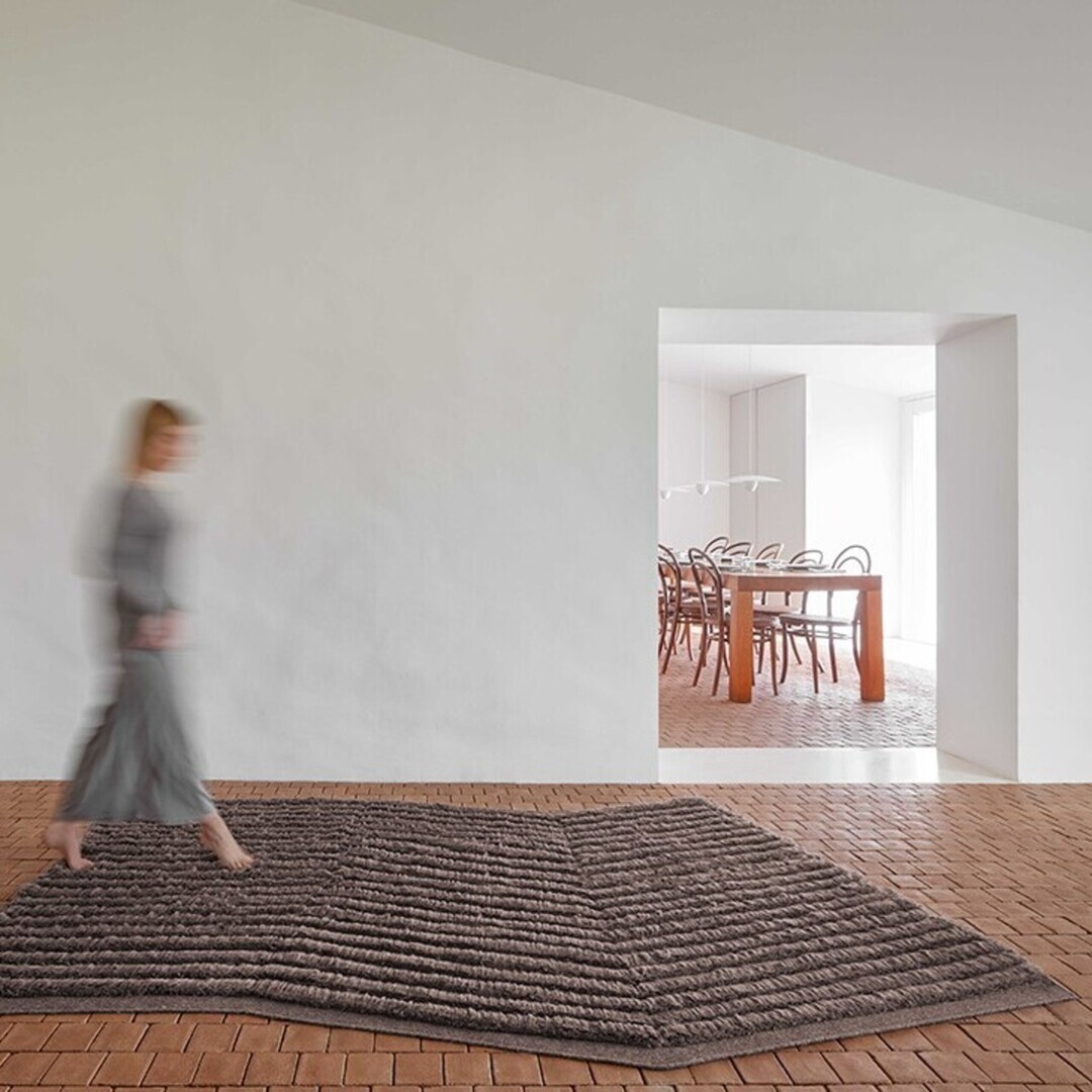 Gan-Rugs LINES RUG von Gan Rugs  Holzkohle, L: 172 cm / B: 80 cm