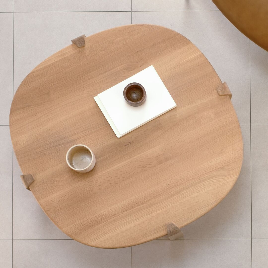 Gazzda_Kulin_Couchtisch_100x100_Geolt_Eiche_Weiss_Lifestyle_1