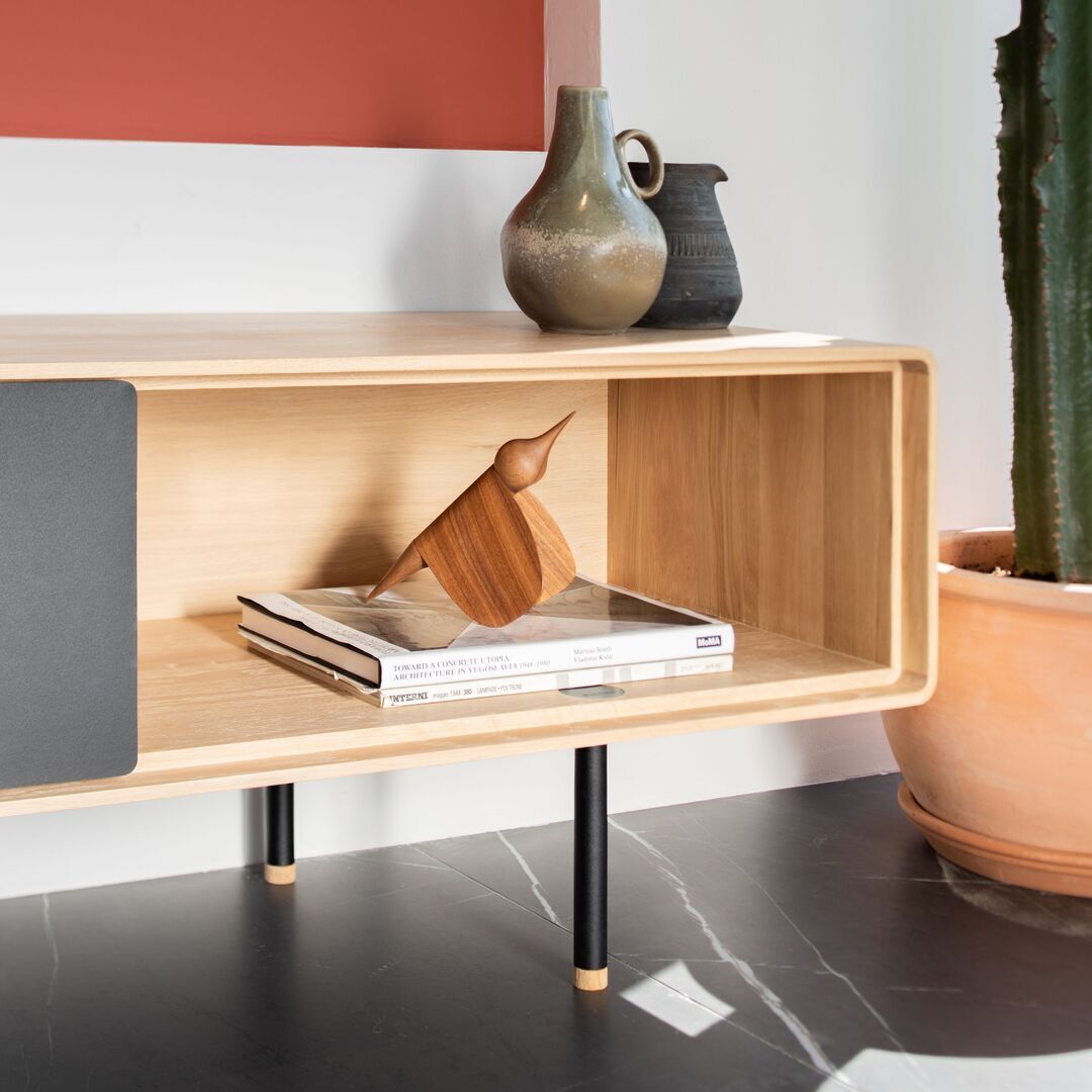 Gazzda_Fina_lowboard_200x45x48-Eiche_Weiss_1015_linoleum_nero-4023-4_2_Drawers_Lifestyle