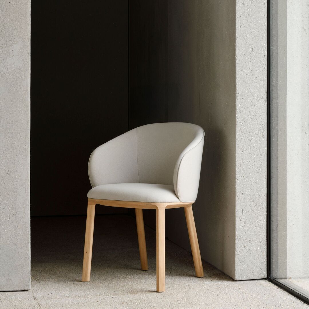 Ethnicraft_Unda_dining_chair_varnished_oak_Salt_50695_Lifestyle