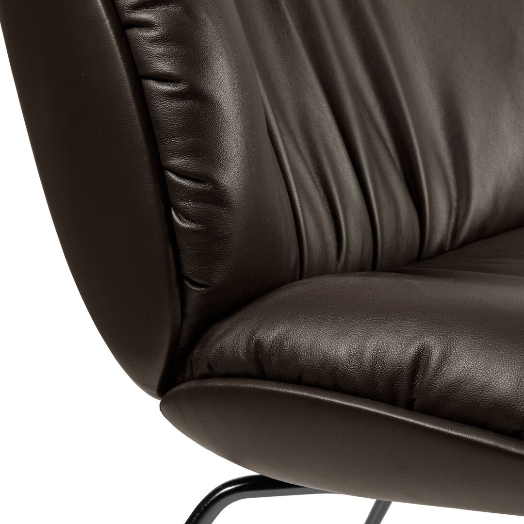 Gubi Lounge Sessel mit Vollpolsterung Beetle Soft von Gubi Coffee - GUBI Smooth Leder