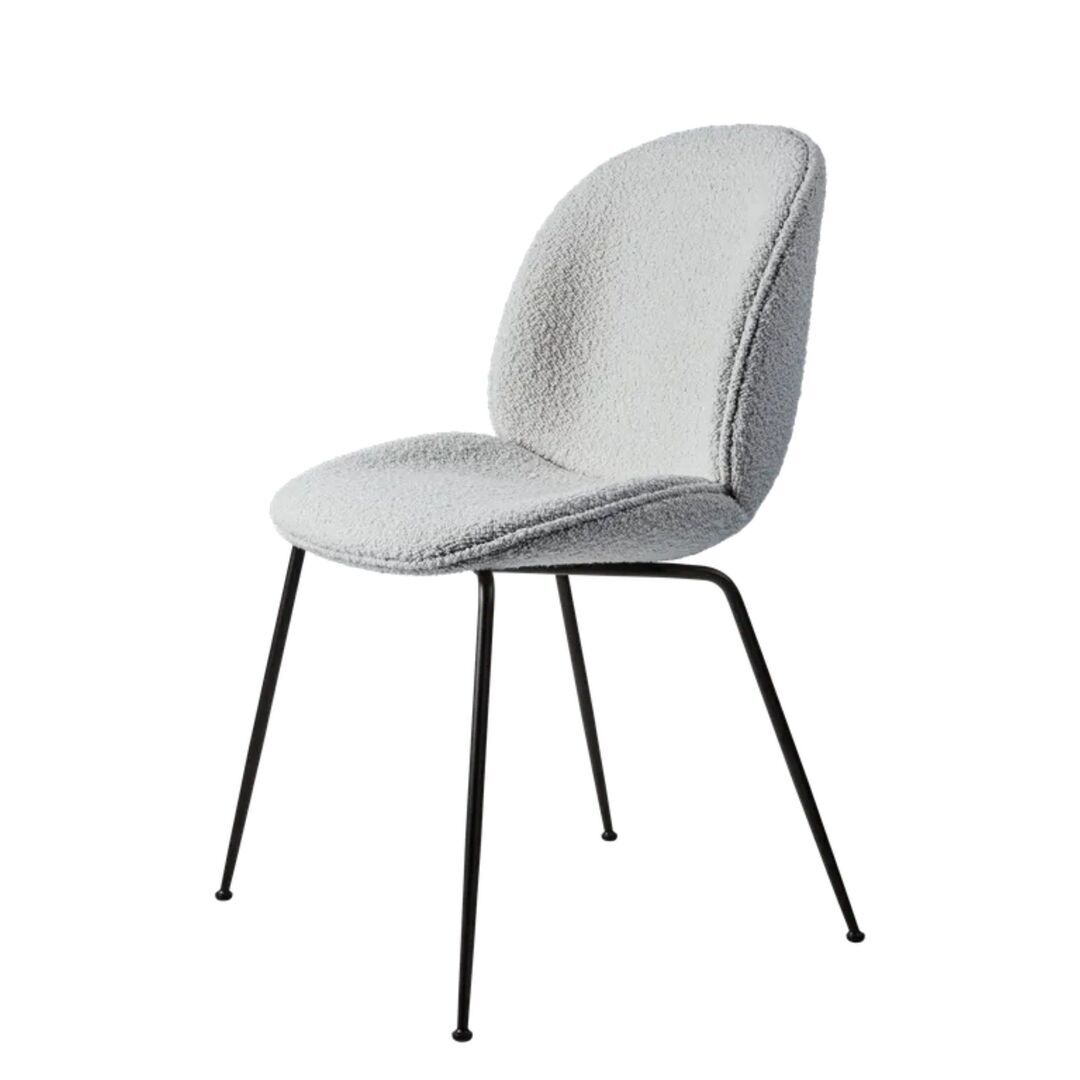 Gubi Polsterstuhl Beetle von Gubi Black Matt, Dedar Sunday 004