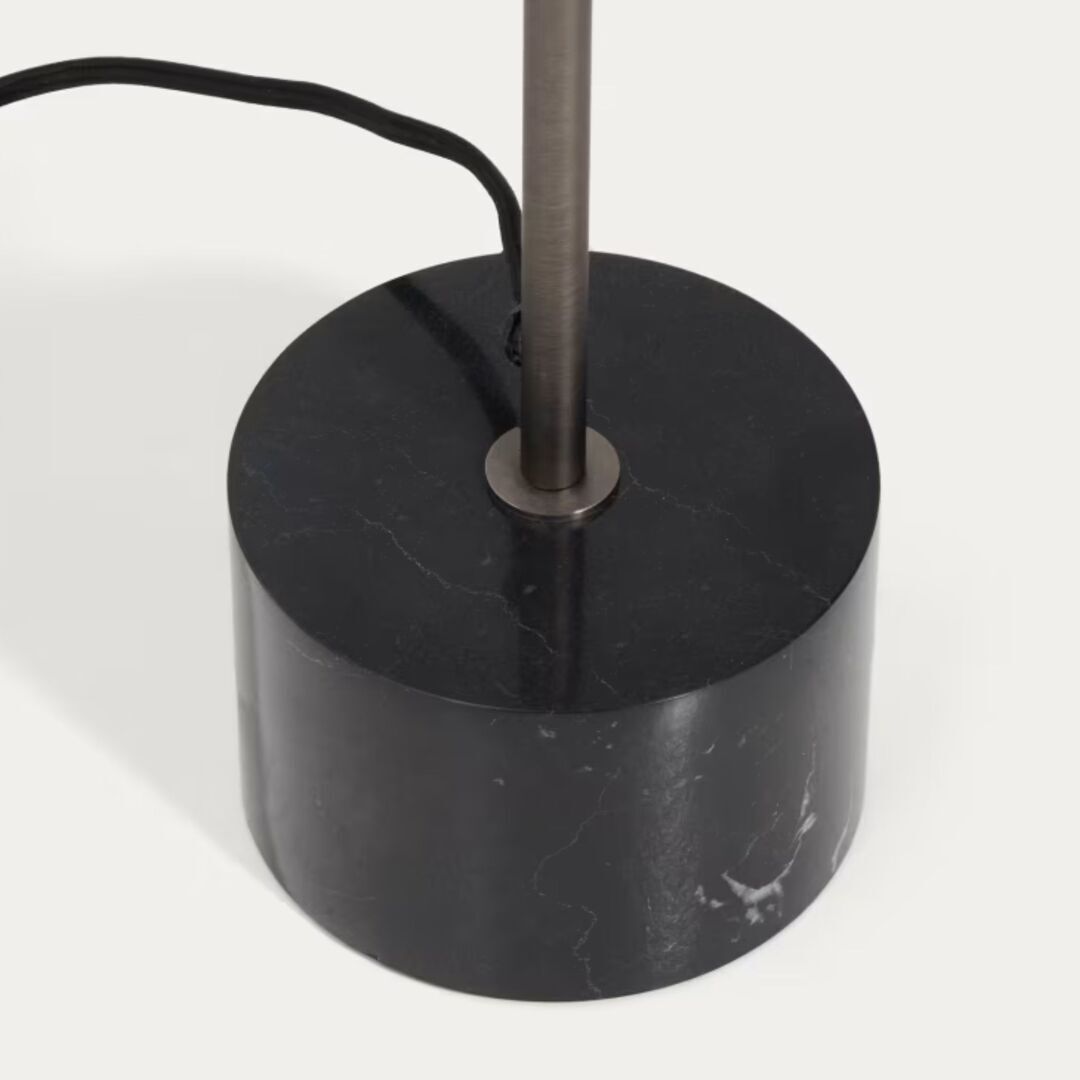Kave_Home_Stehlampe_Lynor_Schwarz_Schwarz_Marmor