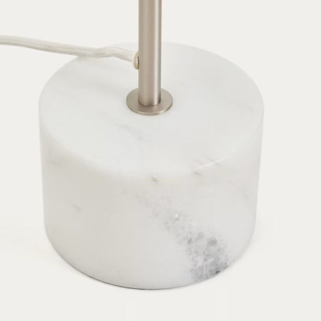 Kave_Home_Stehlampe_Lynor_Weiss_Marmor_Silber