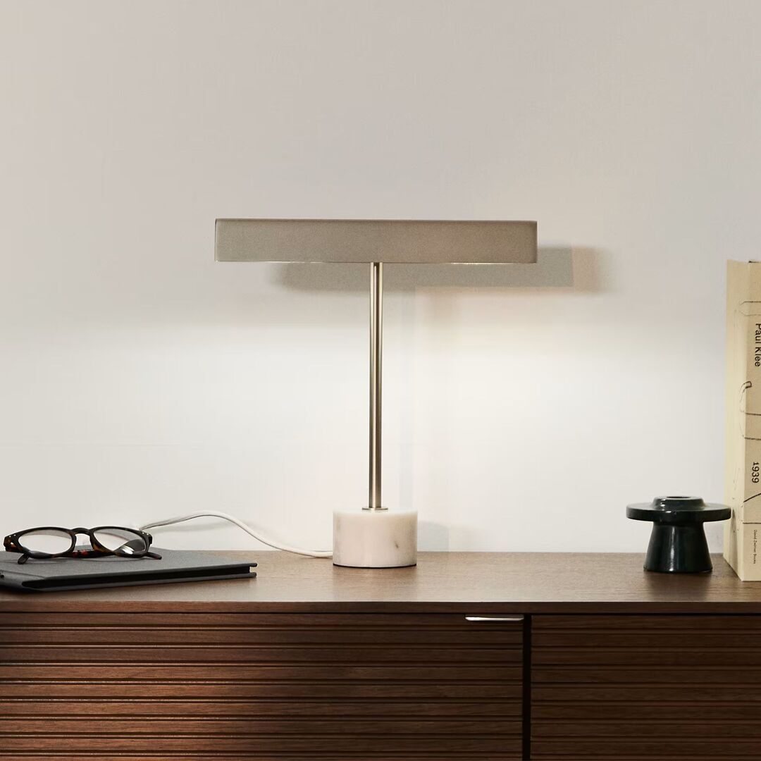 Kave_Home_Tischlampe_Lynor_Silber_Weiss_Marmor_Lifestyle