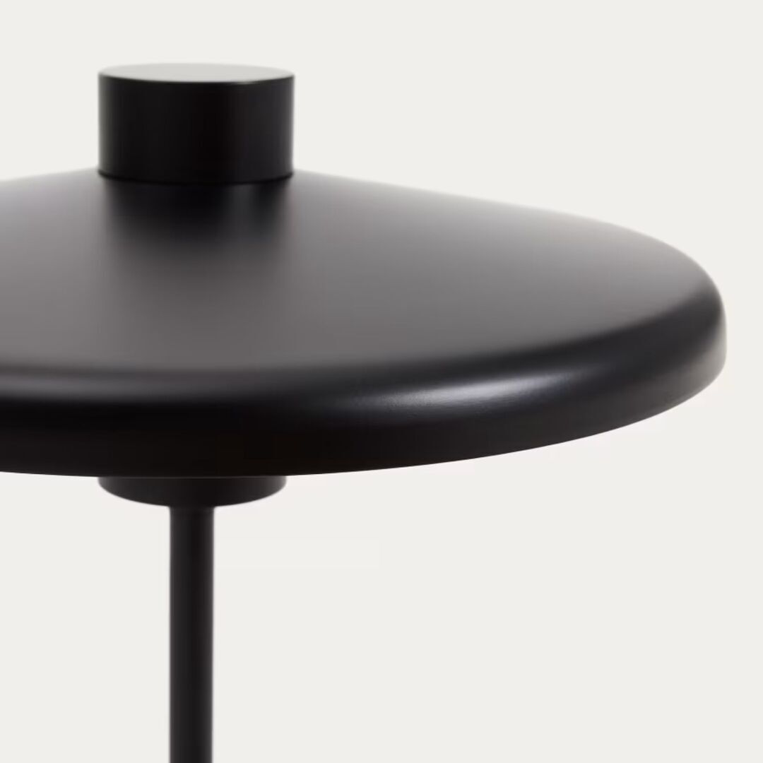 Kave_Home_Stehlampe_Nuvira_Schwarz