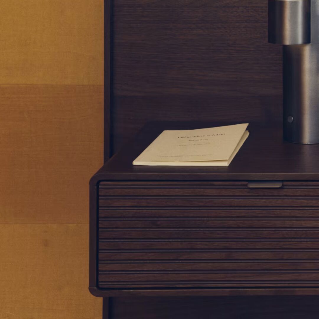 Kave_Home_Bett_Norlen_mit_zwei_Nachttischen_Lifestyle